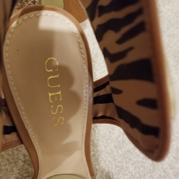 Guess sandals. Two tones colors. Can dress up any outfit - Picture 3 of 7